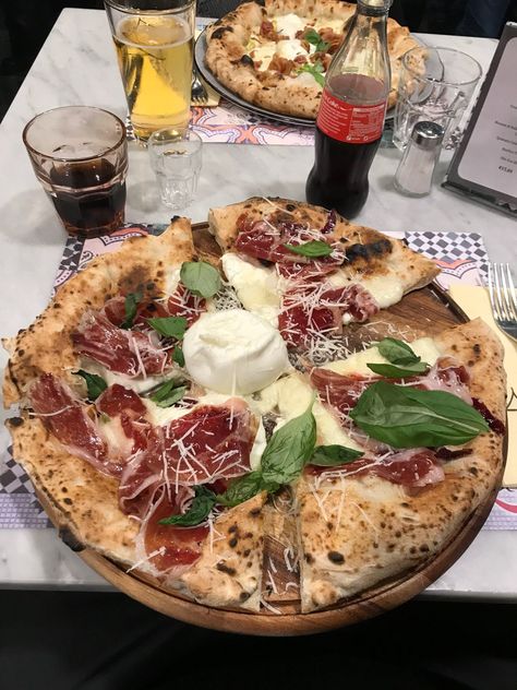 Pizza with mozzarella di bufala and prosciutto #food #meal #foods #healthyfood #keto Pizza With Mozzarella, Mozzarella Pizza, Parma Ham, Gruyere Cheese, Tasting Menu, Breadsticks, Dim Sum, Beautiful Food, Food Preparation