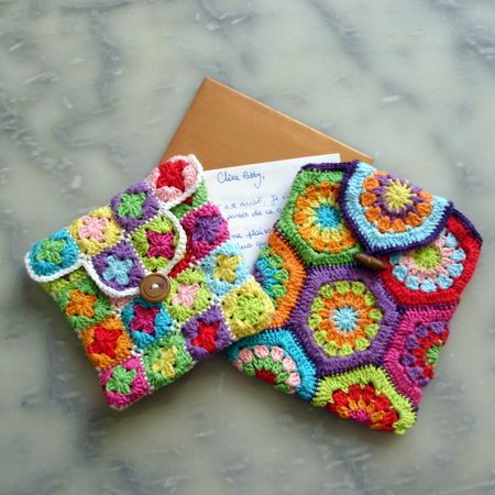 What a CUTE idea!  I have a gazillion granny square patterns for worsted that I can just use some size 10 with instead to make these, how cute.  No directions on this site, but I'm figuring for the seasoned crocheter we could figure this out-FOR SURE! :)  Get those hooks ladies! Crocheted Purses, Crochet Autumn, Ideas Regalo, Crocheted Bags, Confection Au Crochet, Simple Crochet, Crochet Bags Purses, Crochet Motifs, Yarn Projects