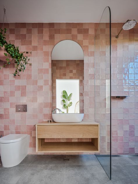 Showerscreen designs can take centre stage in bathroom - The Interiors Addict Stunning Bathrooms, Zellige Tile, Gorgeous Bathroom, Floating Vanity, Pink Bathroom, Minimalist Bathroom, Bathroom Renos, Shower Screen, Glass Shower