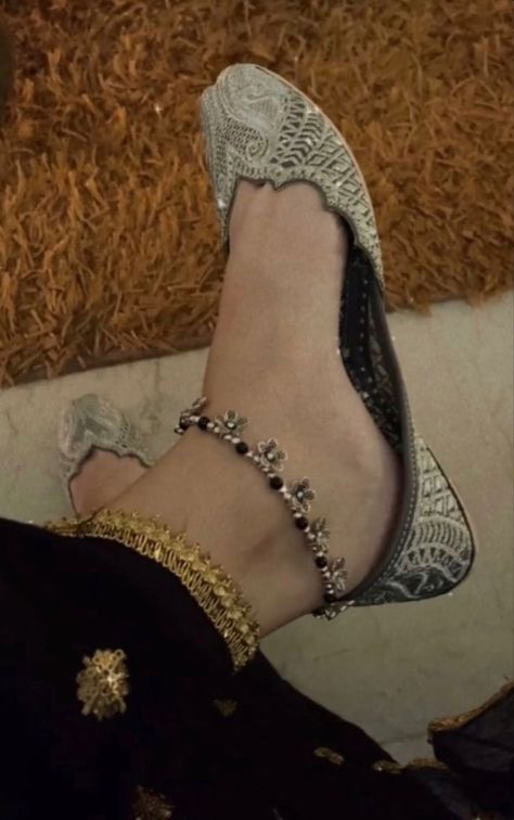 Punjabi Juti Aesthetic, Desi Payal Aesthetic, Indian Payal Aesthetic, Jutiya For Women, Khussa Aesthetic, Jutti Aesthetic, Trending Summer Nails, Indian Wedding Shoes, Silver Anklets Designs