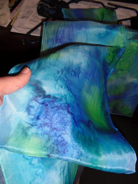 Silk Scarf Painting Ideas, Painting On Silk Fabric, Silk Painting Techniques Tutorials, Scarf Painting, Silk Painting Techniques, Fabric Dyeing Techniques, Scarf Art, Hand Dyed Silk Scarf, Painting Fabric