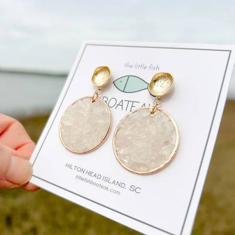 ✨Expertly crafted in South Carolina by LittleFish Boateak! These gold plated poppy posts feature unique hand-laid tiny sea glass crystal chips on gold edged capiz shells. Elevate any outfit with these stunning and one-of-a-kind earrings, perfect for a touch of elegance and sophistication. ✨Handcrafted and Made to Order; allow approximately 10 days for delivery. Visit us at www.southhousewares.com to order.🛍️ Remember to share this post for a discount code & as always free shipping for ord... Coastal Jewelry, Crystal Chips, Capiz Shell, Hilton Head Island, Glass Crystal, Discount Code, Sea Glass, Crystal Glass, South Carolina