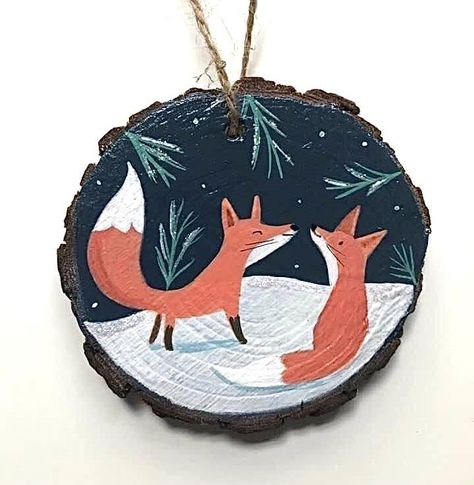 Fox Christmas Ornament, Christmas Decorations Drawings, Christmas Orniments, Christmas Party Crafts, Fox Christmas, Christmas Craft Fair, Handmade Christmas Crafts, Painted Christmas Ornaments, Wood Slice Ornament