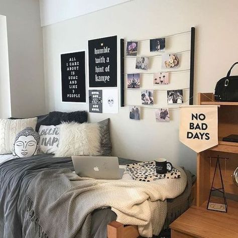 8 Cute Gallery Wall Ideas To Copy for Your College Dorm Room - By Sophia Lee Dorm Desk Decor, Minimalist Diy, Dorm Diy, Dorm Room Diy, Dorm Room Walls, Dorm Room Designs, Girls Dorm Room, Dorm Room Organization, Cute Dorm Rooms