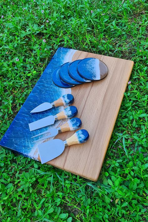 🎀Nature meets art in these exquisitely carved beautiful personalized wooden resin charcuterie boards. This product is the unique mother gift. Massive wood cheese board has been enriched with a beauty of resin design by applying translucent blue colour river strip. Our epoxy personalized chopping board wood and food serving board are handmade from sustainably sourced massive wood and accented with epoxy by using traditional methods. Resin Charcuterie Board, Personalised Chopping Board, Christopher Wood, Wood Cheese Board, Diy Epoxy, Resin Design, Paper Ideas, Wood Resin, Ocean Breeze