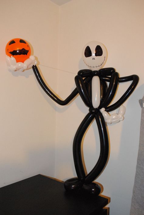 Jack Skellington Decorations, Jack Skellington Birthday, Christmas Balloon Arch, Balloon Arch Ideas, Halloween Balloons Decorations, Halloween Balloon, Balloon Bouquet Diy, Christmas Balloon Decorations, Qualatex Balloons