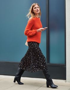 Midi Rock Outfit, Midi Skirt Outfit Winter, Midi Skirt Fall, Midi Skirt Outfit, Winter Skirt Outfit, Orange Sweater, Rock Outfit, Knee Skirts, Dark Burgundy