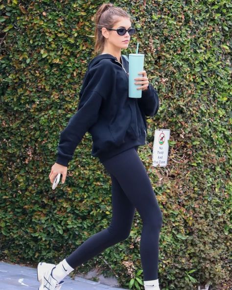 Kaia Gerber Outfits, Modest Workout, Gym Ootd, Kaia Gerber Style, Black Leggings Style, Pilates Outfit, Gymwear Outfits, Gym Crush, Models Off Duty Style