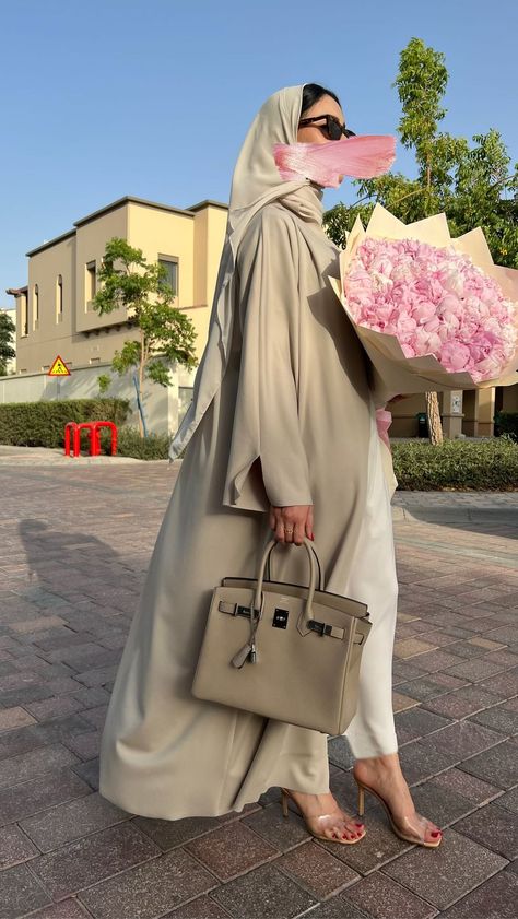 Hijabi Fashion Abayas, Muslim Girl Outfits, Dubai Outfit, Bubu Gown Styles, Iranian Fashion, Modest Fashion Hijab, Hijab Style Casual, Muslim Women Fashion, Mode Abaya