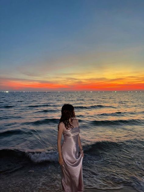 Beach Pic Sunset, Pretty Beach Photos, Sunset Photos Poses, Beach Pictures At Sunset, Long Dress On Beach, Sunset Posing Ideas, Beach Sunset Poses Photo Ideas, Insta Pose Ideas Aesthetic, Instagram Summer Post Ideas