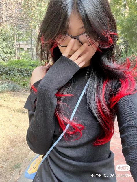 Dyed Red Tips Hair, Christmas Dyed Hair, Dyed Tips Long Hair, Tips Hair Dyed, Hair With Dyed Tips, Red Tips Hair, 2 Color Hair Dye Ideas, Dyed Tips Hair, Hair Dye Patterns