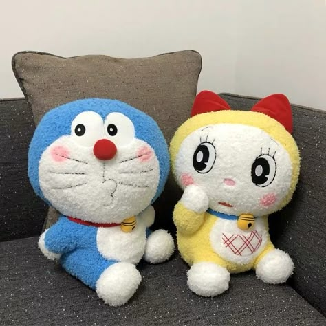 Doraemon Merchandise, Dora Emon, Doremon Cartoon, Doraemon Wallpapers, Toy Display, Cartoon Wallpaper Hd, Astro Boy, Preppy Room, Butterfly Drawing