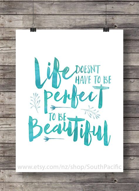 Diy Lettering, Calligraphy Quotes Doodles, Brush Lettering Quotes, Watercolor Typography, Doodle Quotes, Bullet Journal Quotes, Hand Lettering Inspiration, Hand Lettering Art, Calligraphy Quotes