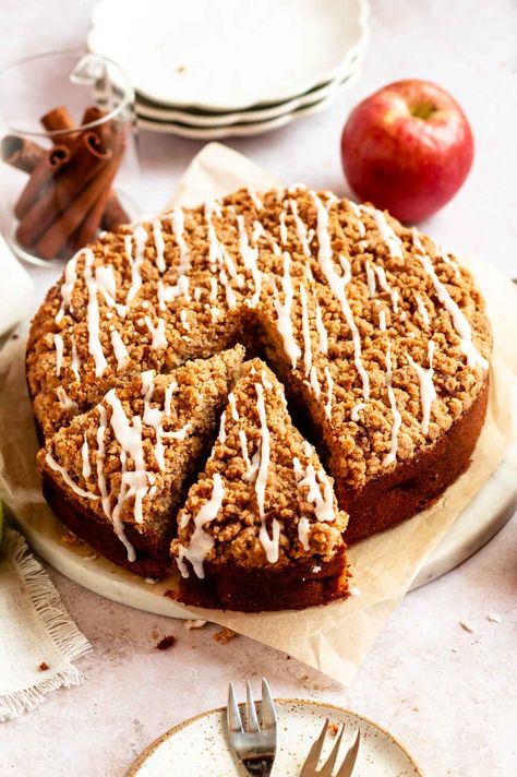 Spiced Apple Coffee Cake, Apple Crumble Cake Recipe, Best Apple Crumble, Vegan Apple Crumble, Crumble Cake Recipe, Apple Crumble Muffins, Apple Crumb Cake, Things To Bake, Apple Crumble Cake