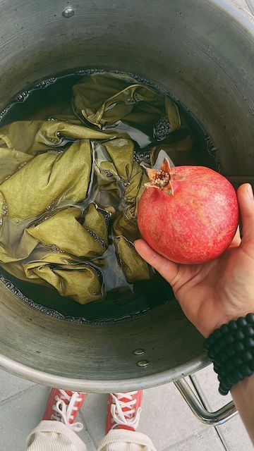 liz spencer on Instagram: "Pomegranate rind dye - from golden yellow to the perfect muted green ~ I’ll be wearing these green sleeves all season long. 🌲 Our neighbors had a surplus of pomegranate fruit from their tree & generously shared their autumn harvest bounty. Pomegranate is one of my favorite seasonal fruits to consume AND then wholly use the leftover rinds for the dye pot- the astringent tannin & flavonoid rich rind that would go to compost can be transformed into some of the most durab Foraged Crafts, Dyeing Clothes, Eco Printing Tutorial, Clothes Dye, Color Exploration, Pomegranate Peel, Fabric Dyeing Techniques, Iron Water, Seasonal Fruits