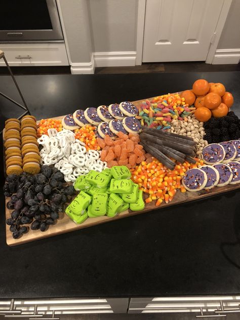 Halloween Food For Birthday Party, Halloween Snacks Tray, Halloween Party Food Platters, Spooky Halloween Decorations Party Ideas, Candy Halloween Board, Halloween Board Party, Halloween Night For Kids, Bring Your Own Board Party Halloween, Halloween Snack Tray For Kids