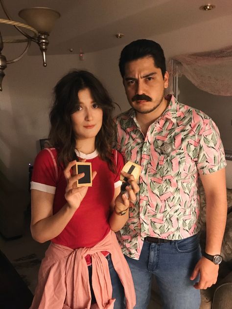 Stranger things costume ideas Couples Costumes Stranger Things, Joyce Costume Stranger Things, Hopper And Joyce Costume, Joyce And Hopper Costume, Stranger Things Couple Costume, Hopper Costume, Stranger Things Costume Ideas, Hopper And Joyce, Joyce And Hopper