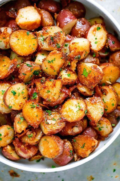 Parmesan Potato Recipe, Parmesan Roasted Potatoes, Garlic Roasted Potatoes, Plats Healthy, Parmesan Potatoes, Potato Sides, Potato Side Dishes, India Food, Health Dinner Recipes