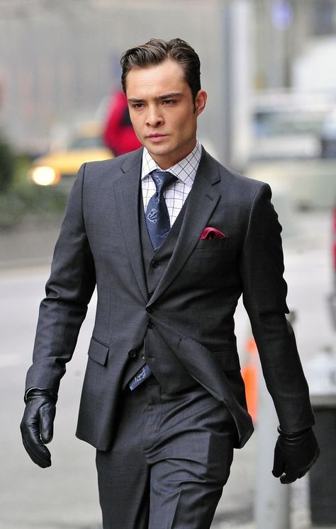 When he gave you slick mafia looks with his black gloves. | 23 Times Chuck Bass Gave You Intense Suit Goals Chuck Gossip Girl, Ed Westwick Gossip Girl, Chuck Bass Ed Westwick, Dandy Look, Mode Gossip Girl, Estilo Gossip Girl, Jackson Avery, Jenny Humphrey, Arizona Robbins