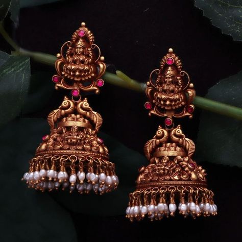 Enhance your grace and beauty with our exclusive antique collection from Pothys Swarna. From timeless neckpiece to statement jhumkas we have it all at our Chennai and Nellai showrooms, come visit us soon! #PothysSwarnaMahal #antiquecollection #bridaljewellery #bridesofindia #antiquejewellery #weddingjewellery #goldjewellery #goldweddingjewellery #bridal #goldjewelry