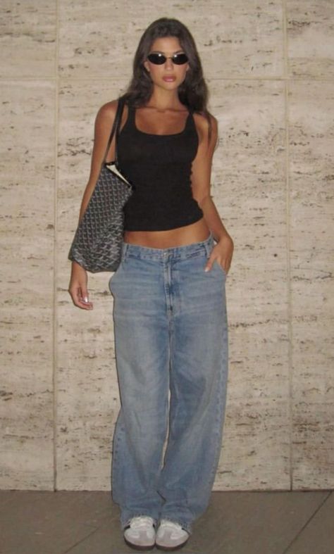 Long Jeans Summer Outfit, Lower Waist Jeans Outfit, Black Outfit Inspo Casual, Low Rise Jean Aesthetic, Blue Jean Outfits Summer, 21st Birthday Outfits Jeans, Simple Black Top Outfit, Black Top Denim Jeans Outfit, Crop Top Black Outfit