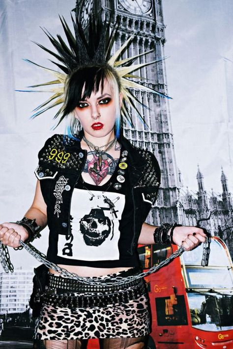 Punk Rock Fashion Women, Punk Girl Fashion, 80s Punk Fashion, Punk Rock Girls, Chica Punk, Punk Fashion Diy, Punk Girls, 90s Punk, 70s Punk