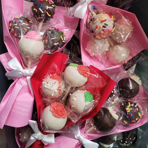 There's nothing quite like the joy of a fresh bouquet of flowers, except perhaps a delightful edible cake pop bouquet! It's a treat for the eyes and the taste buds. Oreo Ball, Cake Pop Bouquet, Oreo Balls, Cake Balls, Edible Cake, Bouquet Of Flowers, Cake Pop, The Taste, Taste Buds