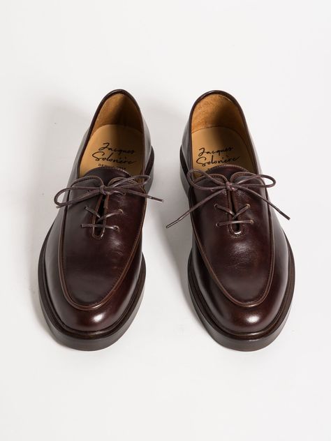 Shop our collection of comfortable and stylish . Perfect for everyday wear, these shoes are made with sustainable materials and ethically-sourced leather. #ecofriendly #sustainable Classic Men Shoes, Mens Fall Shoes, Men’s Loafers, Casual Outfit Man, Classic Shoes For Men, Brown Loafers Men, Mens Brown Shoes, Derby Shoes Men, Male Loafers