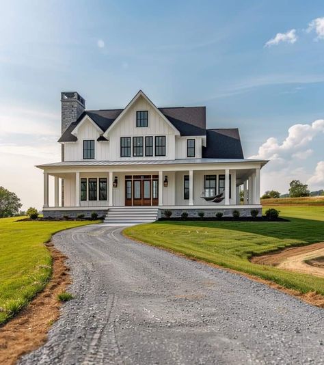 Southern House Interior Design, Dream House In The Country, House On Big Land, Country Farm Home, Built Houses Ideas, Cute Ranch House, New Build Home Ideas, Country Houses Farmhouse, Country House Interior Farmhouse Style