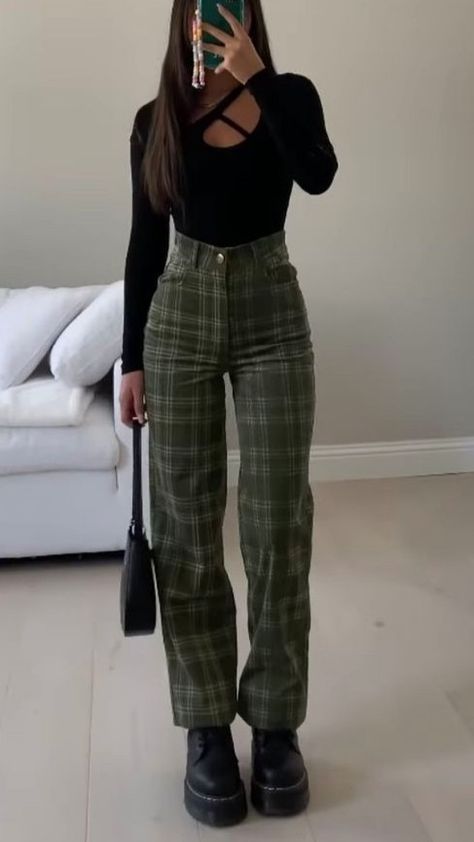 Hourglass Grunge Outfits, Casual Emo Outfits Soft Grunge, Cafe Date Outfit Summer, Sabrina Spellman Inspired Outfits, Sabrina Inspired Outfits, Sabrina Spellman Outfit Inspiration, Sabrina Spellman Aesthetic Outfits, Punk Office Outfit, Sabrina Spellman Outfit 90s