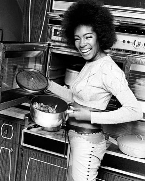 Mary Wilson of the Supremes at home in Detroit. Ideal hostess outfit, no? Hostess Outfit, 70s Black Women, Say Hello To Heaven, Black Music Artists, Tammi Terrell, Great Jones, Mary Wilson, True Roots, Berry Gordy