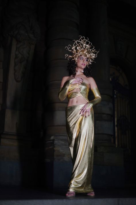 Gold Medusa Costume, Medusa Aesthetic Outfit, Medusa Costume Aesthetic, Medusa Outfit Halloween, Medusa Costume Halloween, Medusa Photoshoot, Medusa Costume Ideas, Anime Picnic, Medusa Outfit