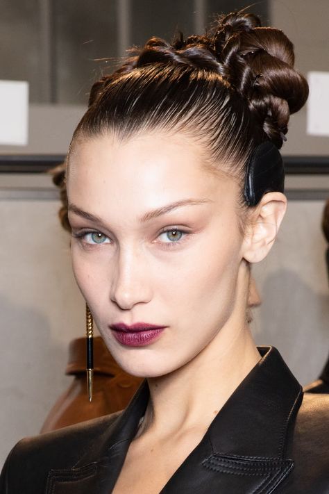 Plum Lipstick Is This Season's Hottest Makeup Trend Plum Lipstick Makeup, Different Lips Types, Pat Mcgrath Lipstick, Dark Lip Makeup, Fendi Fashion Show, Lip Types, Plum Lipstick, Goth Chic, Plum Lips