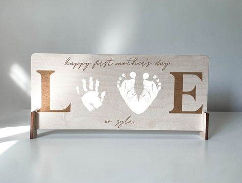 Baby Handprint Art, Handprint Keepsake, Mothers Day Signs, Baby Handprint, First Mothers Day Gifts, Laser Ideas, Footprint Art, Laser Engraved Wood, Handprint Art