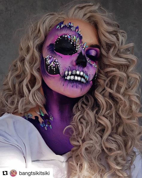 30 Best Halloween Makeup Ideas on Instagram in 2019 Fantasy Make-up, Halloweenský Makeup, Halloween Make-up Looks, Holloween Makeup, Creepy Halloween Makeup, Cute Halloween Makeup, Halloween Makeup Ideas, Cool Halloween Makeup, Sugar Skull Makeup