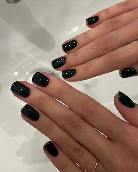 Black Nails Gels, Nail For Black Skin, Black Short Nails Aesthetic, Black Nail Aesthetic, Shiny Black Nails, Black Nail Polish Ideas, Black Nails Aesthetic, Black Short Nails, Shay Aesthetic