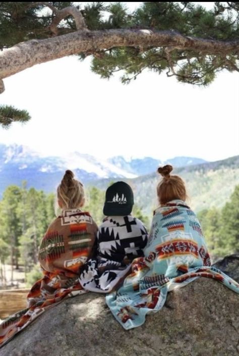 traveling as a family and seeing the world around us Blankets Western, Twin Daughters, Camping Aesthetic, Spa Towel, Foto Baby, Mommy Life, Rocky Mountain National Park, Family Camping, Family Goals