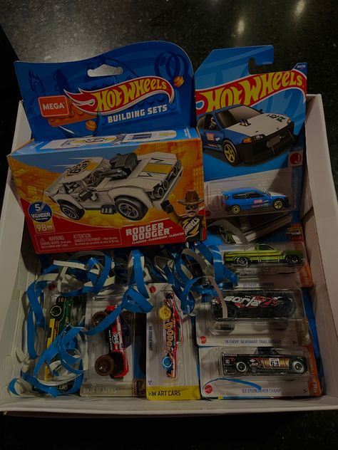 Diy Gifts Videos, Hot Wheels Display, Hot Wheels Birthday, Best Boyfriend Gifts, Diy Gift Set, Diy Gifts For Him, Best Boyfriend, Diy Gifts For Boyfriend