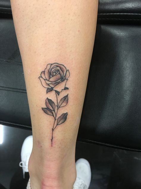 Tatuajes Tattoo Frau, 10 Tattoo, Rose Tattoos For Women, Strength Tattoo, Inspiration Tattoos, Piercings And Tattoos, Tattoos For Daughters, Small Rose, Tattoo S