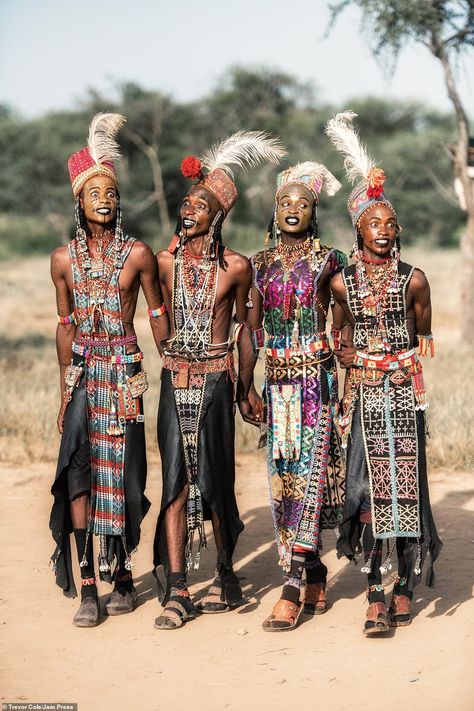 Chad's Wodaabe tribesmen have beauty pageant to attract wives | Daily Mail Online Wodaabe Men, Tribe Fashion, Traditional African Clothing, African People, Facepaint, African Men, Historical Costume, People Of The World, African Culture