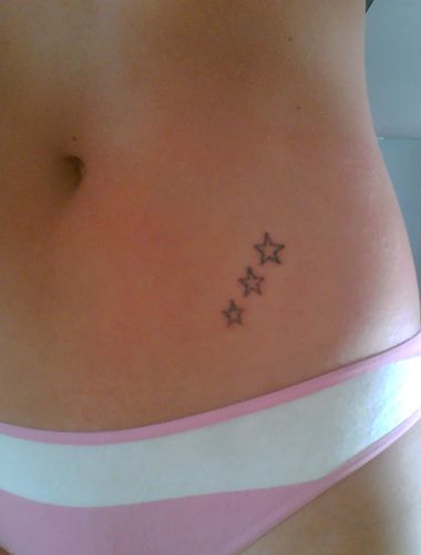 Small Star Tattoos, Stick Poke Tattoo, Tattoos Geometric, Cute Small Tattoos, Poke Tattoo, Girly Tattoos, Dream Tattoos, Hip Tattoo, Little Tattoos