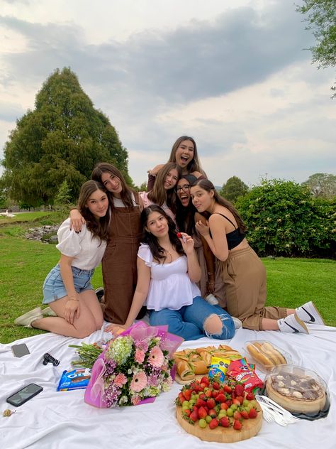 Picnic Outfit Pants, Group Poses For Pictures Instagram, Picnic Ideas Outfit, Girls Picnic Aesthetic, Birthday Outing Ideas, Picnic With Friends Aesthetic, Birthday Picnic Photoshoot, Picnic Aesthetic Outfit, Picnic Aesthetic Friends