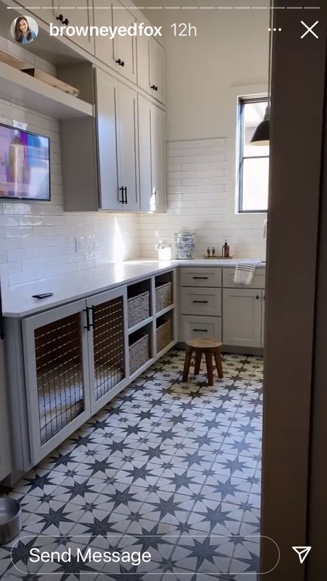 Laundry With Dog Kennel, Mud Room Dog Crate, Laundry And Dog Room, Mudroom Dog Washing Station, Laundry And Dog Room Ideas, Dog Crates In Laundry Room, Laundry Room With Dog Kennel, Built In Dog Kennel Laundry Room, Laundry Room Dog Space