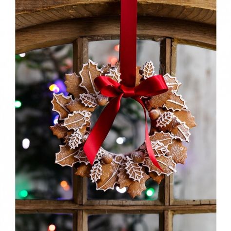 Pepparkakor Christmas Wreath - gingerbread recipe - Good Housekeeping Swedish Gingerbread, Christmas Biscuits Recipe, Cookie Wreath, Wreath Cookies, Christmas Biscuits, Gingerbread Recipe, Christmas Tablescape, Homemade Christmas Gifts, Noel Christmas