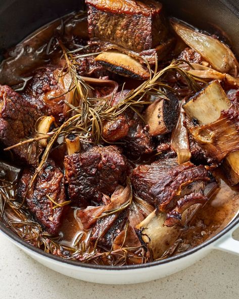 How To Braise Beef Short Ribs in a Dutch Oven | Kitchn Dutch Oven Ribs, Easy Oven Recipes, Le Creuset Recipes, Best Dutch Oven, Beef Short Rib Recipes, Short Ribs Recipe, Dutch Oven Cooking, Dutch Ovens, Diner Recept