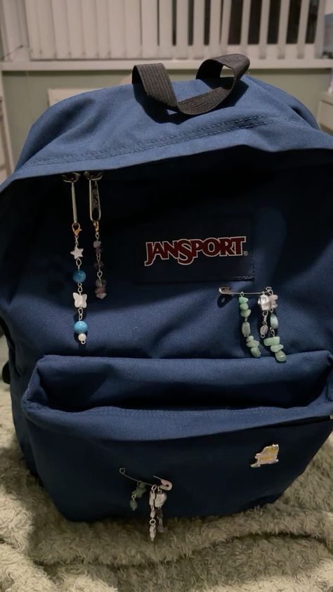 Backpack With Keychains And Pins, Bag Charm Safety Pin, Cute Ways To Decorate Your Backpack, Customized Backpack Ideas, Black Backpack With Pins, Beads On Safety Pins, Cute Backpack Charms, Custom Backpack Ideas, Backpack Decoration Ideas Grunge