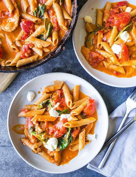 Creamy Caprese Pasta Caprese Pasta Recipe, Recipe Categories, Tomato Caprese, Bacon Dishes, Restaurant Appetizers, Baked Goat Cheese, Pasta Meals, Main Entrees, Caprese Pasta