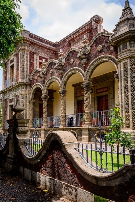 Casa Zuno at the University of Guadalajara in Guadalajara, Jalisco, Mexico. Mexican Architecture Traditional, Mexico People, Mexican Architecture, Mexican Hacienda, Mayan Riviera, Spanish Architecture, Spanish Style Homes, American Architecture, Interesting Buildings