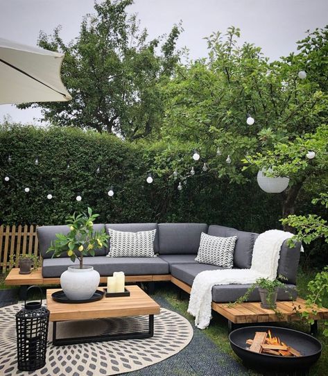 Salon outdoor : nos 50 inspirations Pinterest pour bien le décorer Design Per Patio, Ideas Terraza, Garden Sofa Set, Have Inspiration, Outdoor Gardens Design, Modern Patio, Small Backyard Patio, Garden In The Woods, Garden Sofa