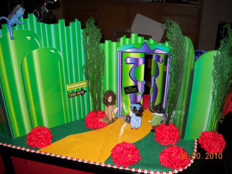 wizard of oz diorama | squarepeg's misc musings: Emerald City Diorama Wizard Of Oz Emerald City, City Diorama, City Background, The Wizard Of Oz, Emerald City, Favorite Movie, The Wizard, Wizard Of Oz, School Projects